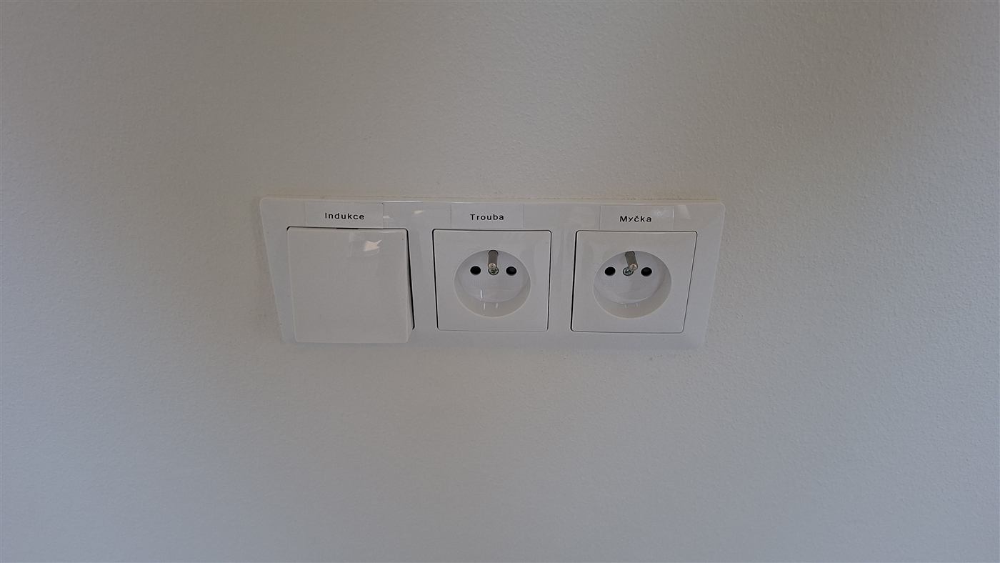 Zásuvky a vypínač v rámci bytové elektroinstalace