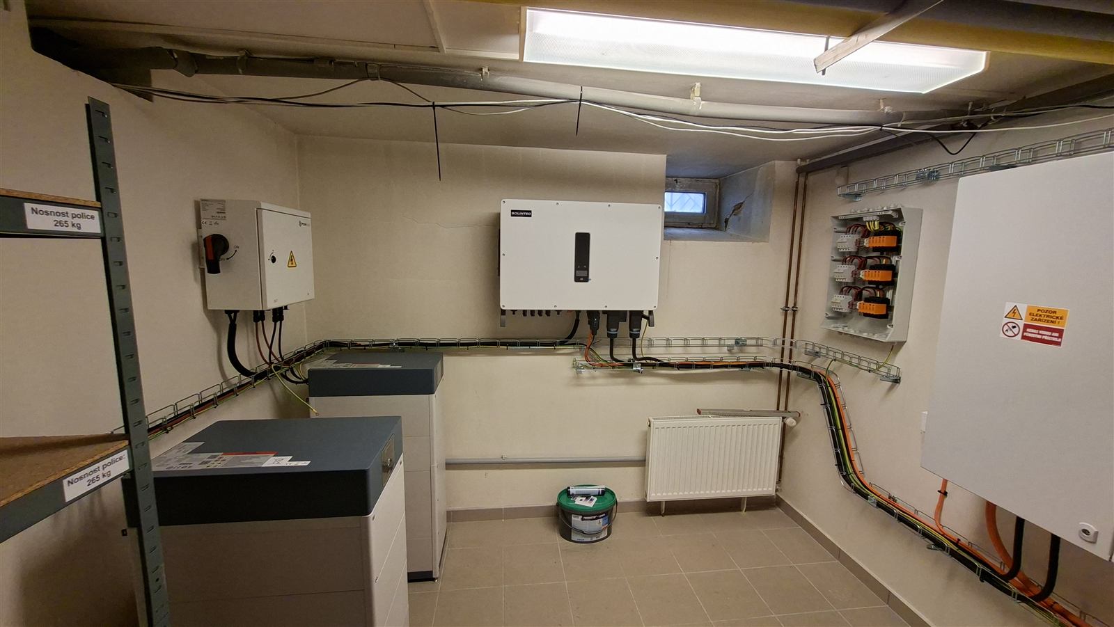 Fotovoltaický měnič, baterie a elektrické rozvaděče v technické místnosti